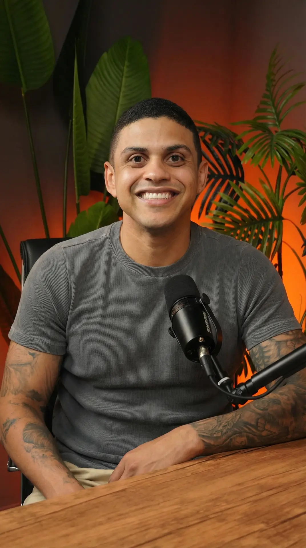 Andrey Souza em estúdio, sentado atrás de um microfone